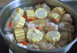 <a href=/shicai/mimian/YuMi/index.html target=_blank><u>玉米</u></a>炖<a href=/shicai/rouqin/ZhuTi/index.html target=_blank><u>猪蹄</u></a>儿