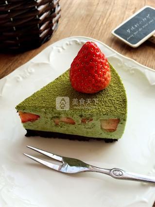 抹茶<a href=/shicai/guopin/CaoMei/index.html target=_blank><u>草莓</u></a>慕斯蛋糕