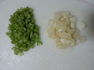 排毒纤体<a href=/shicai/shucai/QinCai/index.html target=_blank><u>芹菜</u></a>雪<a href=/shicai/guopin/Li/index.html target=_blank><u>梨</u></a>汁