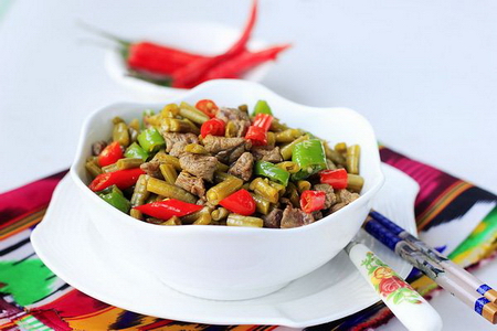 酸<a href=/shicai/shucai/JiangDou/index.html target=_blank><u>豇豆</u></a>炒<a href=/shicai/rouqin/YangRou/index.html target=_blank><u>羊肉</u></a>