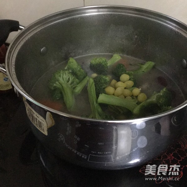 <a href=/shicai/shucai/XiLanHua/index.html target=_blank><u>西兰花</u></a><a href=/shicai/rouqin/PaiGu/index.html target=_blank><u>排骨</u></a>汤的做法