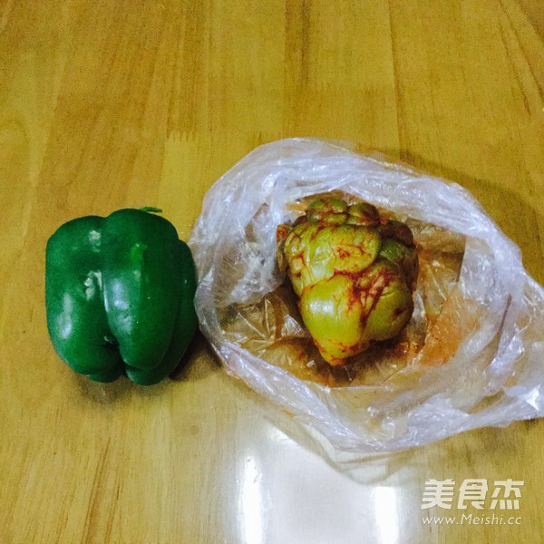 圆椒炒<a href=/shicai/shucai/ZhaCai/index.html target=_blank><u>榨菜</u></a>的做法