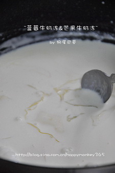 <a href=/shicai/guopin/LanMei/index.html target=_blank><u>蓝莓</u></a><a href=/shicai/mimian/NiuNai/index.html target=_blank><u>牛奶</u></a>冻&&<a href=/shicai/guopin/MangGuo/index.html target=_blank><u>芒果</u></a><a href=/shicai/mimian/NiuNai/index.html target=_blank><u>牛奶</u></a>冻步骤5