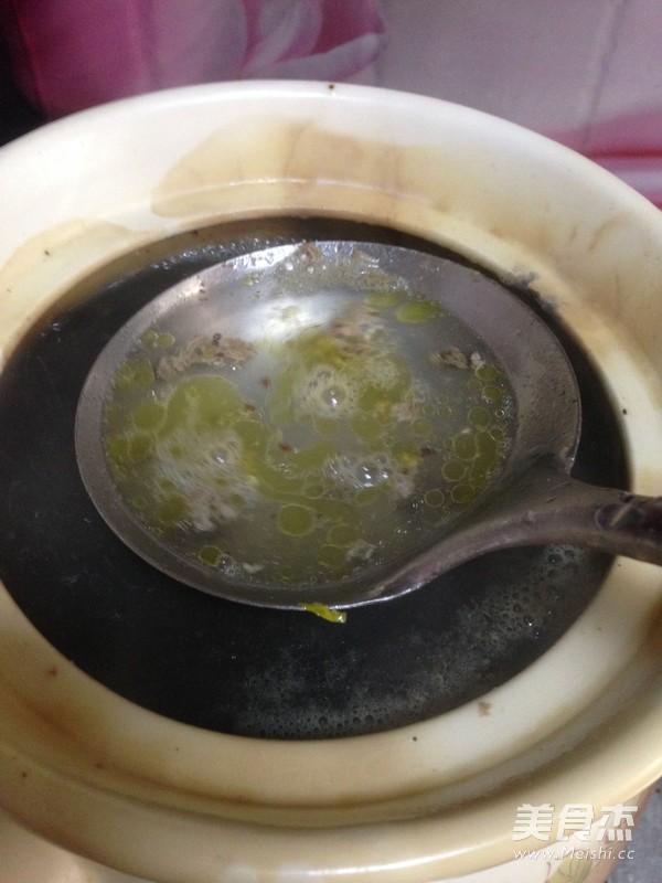 <a href=/shicai/rouqin/JiGu/index.html target=_blank><u>脊骨</u></a>莲<a href=/shicai/shucai/Ou/index.html target=_blank><u>藕</u></a>汤的做法