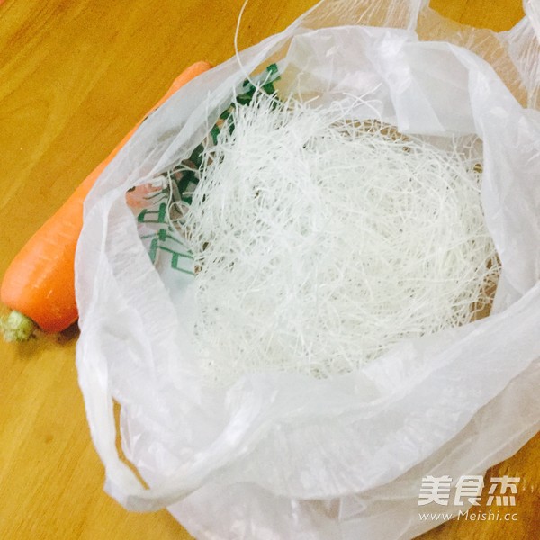 <a href=/shicai/shucai/HuLuoBo/index.html target=_blank><u>胡<a href=/shicai/shucai/LuoBo/index.html target=_blank><u>萝卜</u></a></u></a>炒<a href=/shicai/mimian/FenSi/index.html target=_blank><u>粉丝</u></a>的做法