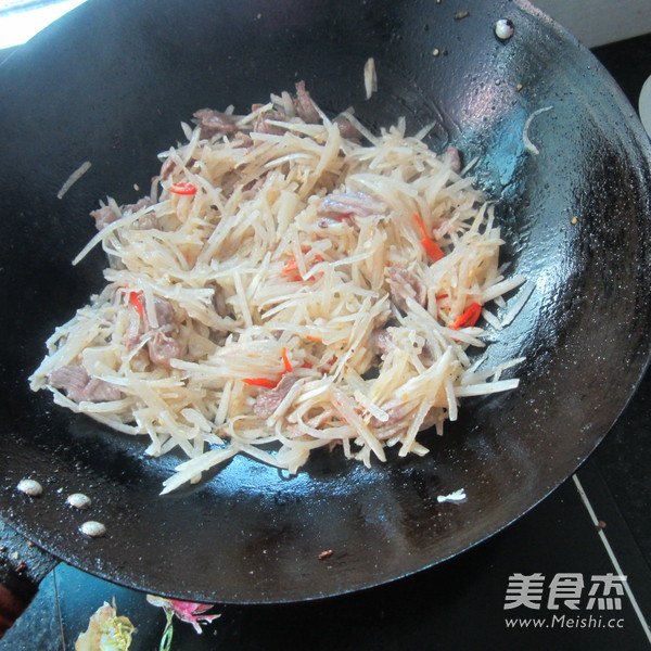 <a href=/shicai/shucai/BaiLuoBo/index.html target=_blank><u>白<a href=/shicai/shucai/LuoBo/index.html target=_blank><u>萝卜</u></a></u></a>丝炒肉的做法