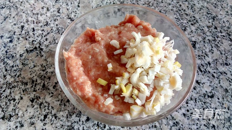 <a href=/shicai/shucai/BaiCai/index.html target=_blank><u>白菜</u></a><a href=/shicai/shuichanpin/HaiDai/index.html target=_blank><u>海带</u></a>丸子汤的做法