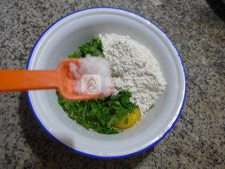 <a href=/shicai/shucai/QinCai/index.html target=_blank><u>芹菜</u></a>叶<a href=/shicai/rouqin/JiDan/index.html target=_blank><u>鸡蛋</u></a>饼