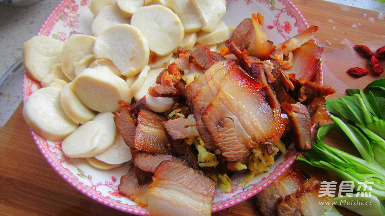 <a href=/shicai/guopin/Xing/index.html target=_blank><u>杏</u></a>鲍菇炒<a href=/shicai/rouqin/LaRou/index.html target=_blank><u>腊肉</u></a>的做法