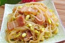 <a href=/shicai/mimian/HuangDou/index.html target=_blank><u>黄豆</u></a>芽炒肉的做法
