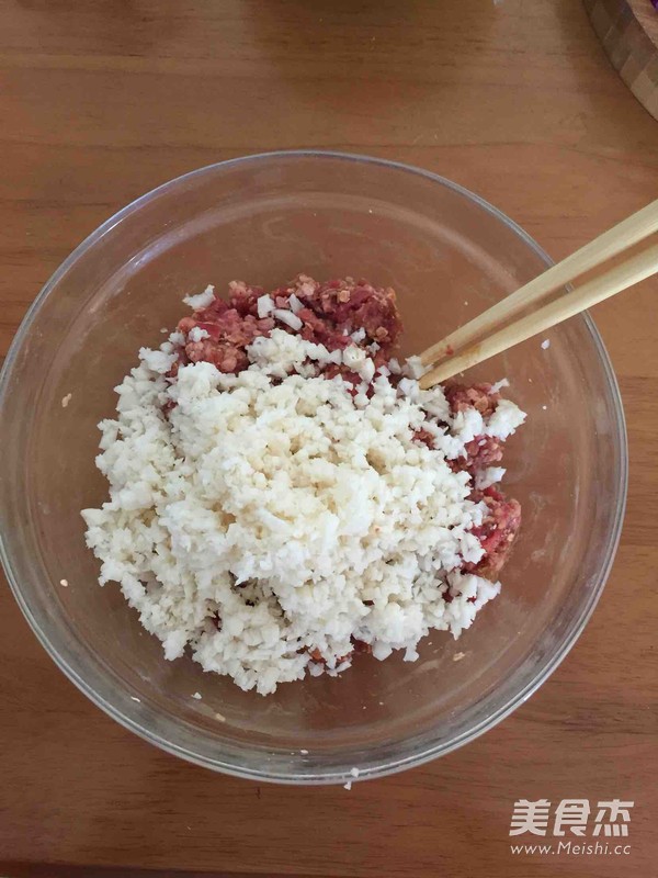 <a href=/shicai/rouqin/NiuRou/index.html target=_blank><u>牛肉</u></a>丸子的做法