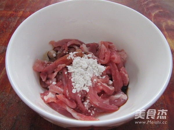 <a href=/shicai/shucai/QingJiao/index.html target=_blank><u>青椒</u></a><a href=/shicai/shucai/TuDou/index.html target=_blank><u>土豆</u></a>炒肉丝的做法