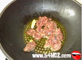 <a href=/shicai/shucai/YangCong/index.html target=_blank><u>洋葱</u></a>炒肉丝的做法3