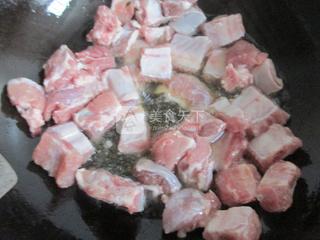 <a href=/shicai/rouqin/PaiGu/index.html target=_blank><u>排骨</u></a>咖喱<a href=/shicai/mimian/MiFan/index.html target=_blank><u>米饭</u></a>