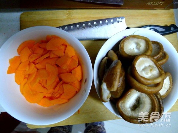 <a href=/shicai/diaoweipin/CongYou/index.html target=_blank><u>葱油</u></a>拌<a href=/shicai/shucai/XiangGu/index.html target=_blank><u>香菇</u></a>的做法