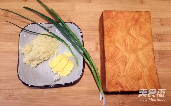 蒜香<a href=/shicai/mimian/TuSi/index.html target=_blank><u>吐司</u></a>条,撩起你的味蕾大战~的做法