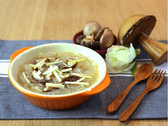 怎么做<a href=/shicai/shucai/XiangGu/index.html target=_blank><u>香菇</u></a>麻油<a href=/shicai/mimian/MiXian/index.html target=_blank><u>米线</u></a>羹?