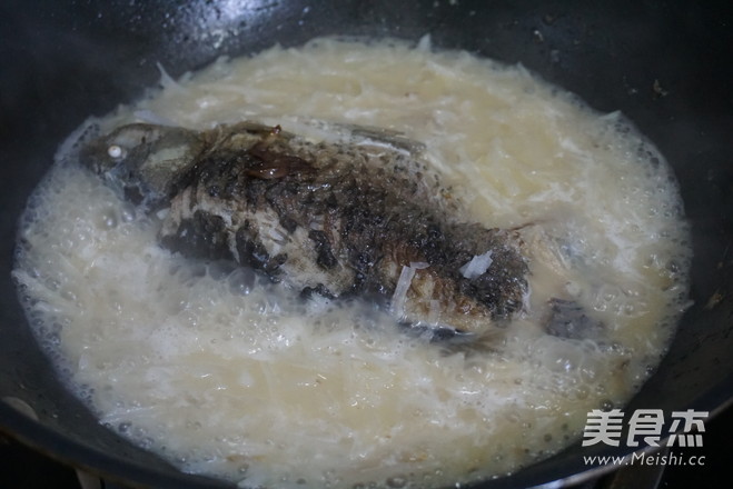 鲜美<a href=/shicai/shuichanpin/JiYu/index.html target=_blank><u>鲫鱼</u></a><a href=/shicai/shucai/LuoBo/index.html target=_blank><u>萝卜</u></a>丝汤的做法