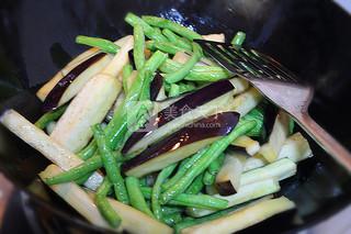 <a href=/shicai/shucai/DouJiao/index.html target=_blank><u>豆角</u></a>烧<a href=/shicai/shucai/QieZi/index.html target=_blank><u>茄子</u></a>