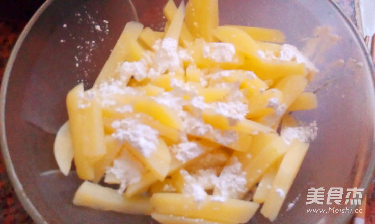 黑椒<a href=/shicai/shucai/TuDou/index.html target=_blank><u>土豆</u></a>条的做法