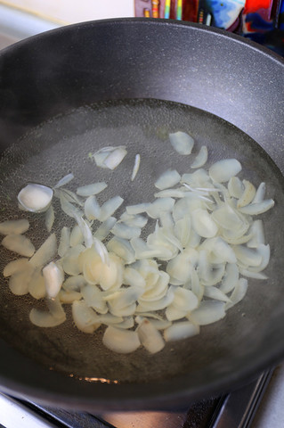 <a href=/shicai/shucai/XiQin/index.html target=_blank><u>西芹</u></a><a href=/shicai/shucai/BaiHe/index.html target=_blank><u>百合</u></a>炒<a href=/shicai/guopin/YaoGuo/index.html target=_blank><u>腰果</u></a>