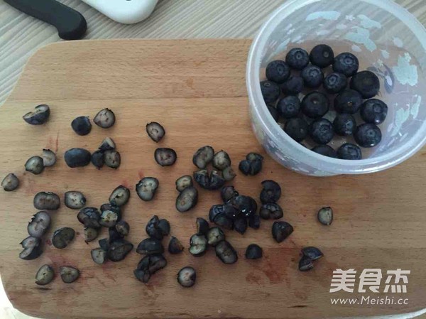 香草<a href=/shicai/guopin/LanMei/index.html target=_blank><u>蓝莓</u></a>布丁的做法