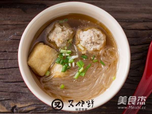 肉丸油<a href=/shicai/mimian/DouFu/index.html target=_blank><u>豆腐</u></a><a href=/shicai/mimian/FenSi/index.html target=_blank><u>粉丝</u></a>汤的做法