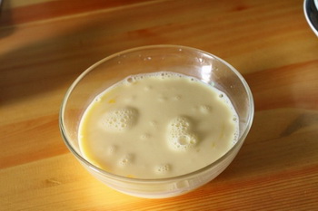 黄<a href=/shicai/guopin/Tao/index.html target=_blank><u>桃</u></a>焦糖布丁步骤2