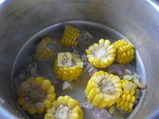 青<a href=/shicai/mimian/HuangDou/index.html target=_blank><u>黄豆</u></a><a href=/shicai/mimian/YuMi/index.html target=_blank><u>玉米</u></a>肉骨汤
