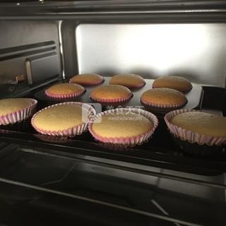 <a href=/shicai/diaoweipin/FengMi/index.html target=_blank><u>蜂蜜</u></a>海绵蛋糕杯