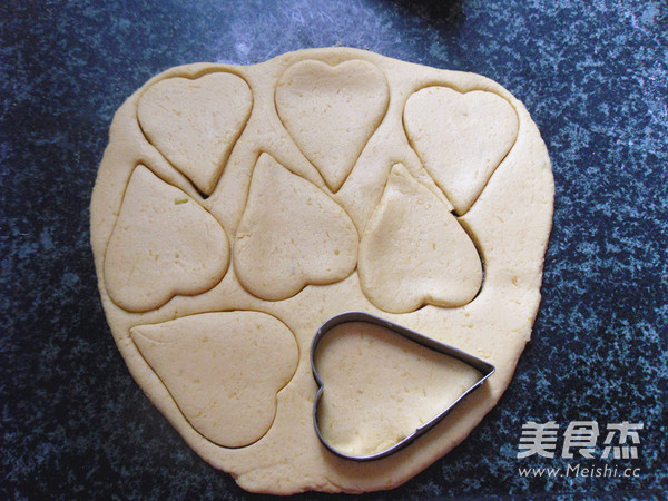 爱心<a href=/shicai/shucai/NanGua/index.html target=_blank><u>南瓜</u></a>饼的做法