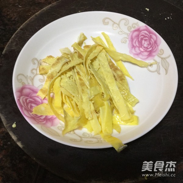 <a href=/shicai/shucai/JiuCai/index.html target=_blank><u>韭菜</u></a>炒蛋丝的做法