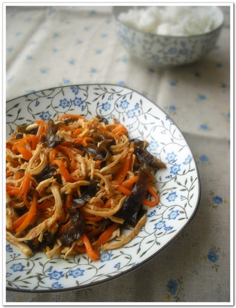 凉拌<a href=/shicai/shucai/MuEr/index.html target=_blank><u>木耳</u></a>鸡丝的做法