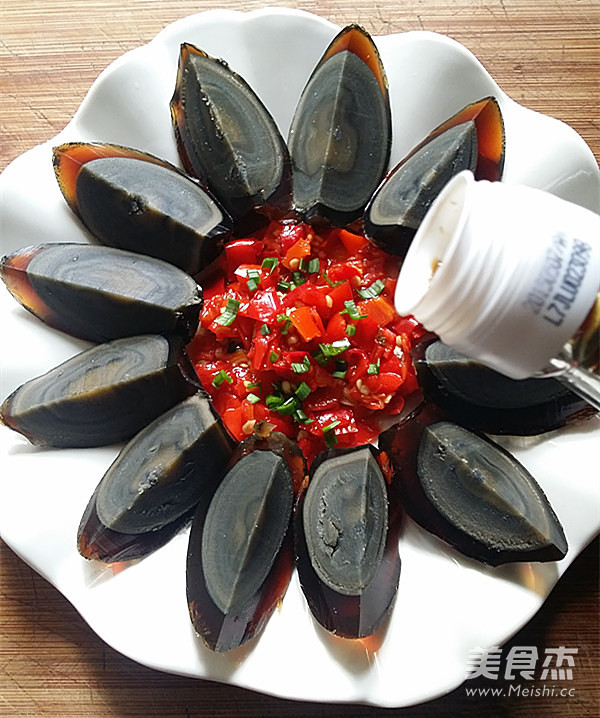 剁椒<a href=/shicai/rouqin/PiDan/index.html target=_blank><u>皮蛋</u></a>的做法