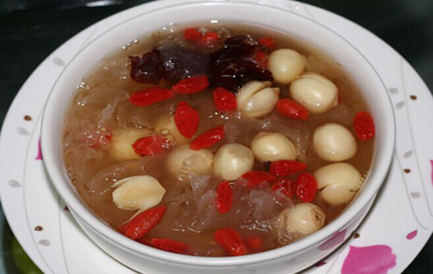 <a href=/shicai/shucai/YinEr/index.html target=_blank><u>银耳</u></a>红<a href=/shicai/guopin/Zao/index.html target=_blank><u>枣</u></a><a href=/shicai/guopin/GouQi/index.html target=_blank><u>枸杞</u></a>汤