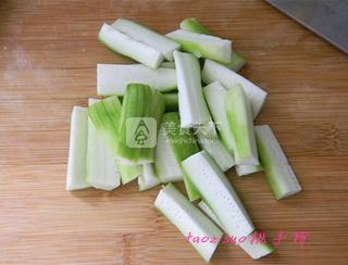 红椒炒<a href=/shicai/shucai/SiGua/index.html target=_blank><u>丝瓜</u></a>