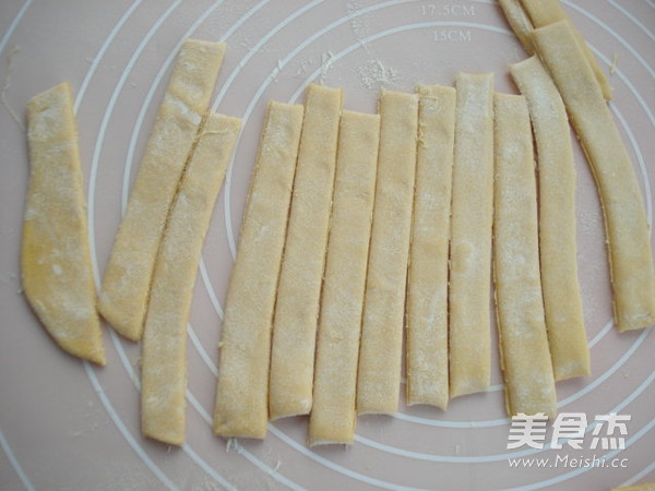 <a href=/shicai/shucai/JuHua/index.html target=_blank><u>菊花</u></a>馒头的做法