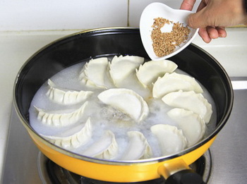 <a href=/shicai/rouqin/YangRou/index.html target=_blank><u>羊肉</u></a>煎饺步骤12
