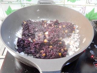 杂蔬<a href=/shicai/mimian/HeiMi/index.html target=_blank><u>黑米</u></a>烧麦