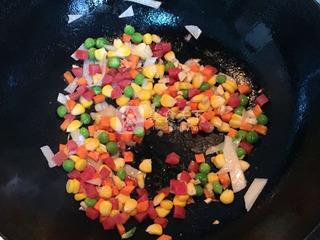 <a href=/shicai/guopin/BoLuo/index.html target=_blank><u>菠萝</u></a>炒饭