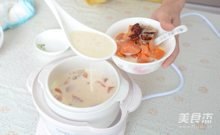 红<a href=/shicai/guopin/Zao/index.html target=_blank><u>枣</u></a><a href=/shicai/guopin/MuGua/index.html target=_blank><u>木瓜</u></a>炖<a href=/shicai/mimian/NiuNai/index.html target=_blank><u>牛奶</u></a>的做法