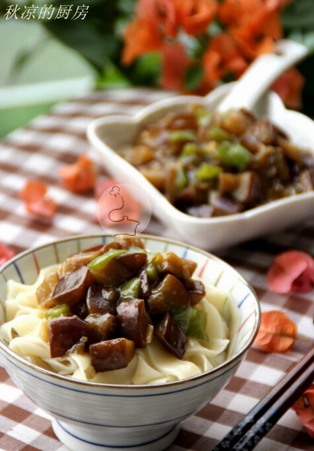 <a href=/shicai/shucai/QieZi/index.html target=_blank><u>茄子</u></a>尖椒素卤面的做法