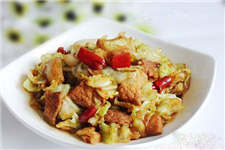 圆<a href=/shicai/shucai/BaiCai/index.html target=_blank><u>白菜</u></a>炒肉的做法