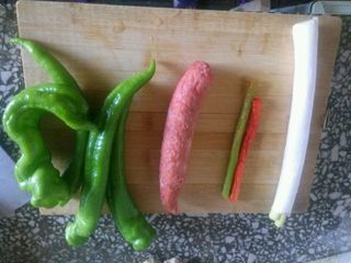 <a href=/shicai/shucai/QingJiao/index.html target=_blank><u>青椒</u></a>红肠