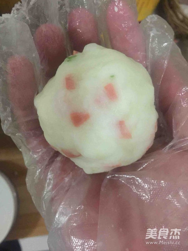 自制<a href=/shicai/shucai/TuDou/index.html target=_blank><u>土豆</u></a>饼的做法