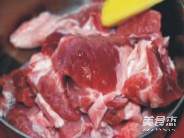 咖喱<a href=/shicai/shucai/TuDou/index.html target=_blank><u>土豆</u></a><a href=/shicai/rouqin/NiuNan/index.html target=_blank><u>牛腩</u></a>汤的做法