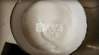 <a href=zt/qifengdg target=_blank><u>戚风蛋糕</u></a>的做法步骤：4