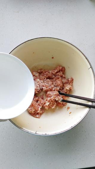 <a href=/shicai/shucai/YangCong/index.html target=_blank><u>洋葱</u></a><a href=/shicai/rouqin/ZhuRou/index.html target=_blank><u>猪肉</u></a>馅饼