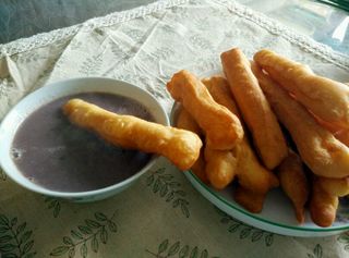 自制<a href=/shicai/mimian/YouTiao/index.html target=_blank><u>油条</u></a>