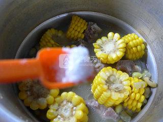 青<a href=/shicai/mimian/HuangDou/index.html target=_blank><u>黄豆</u></a><a href=/shicai/mimian/YuMi/index.html target=_blank><u>玉米</u></a>肉骨汤
